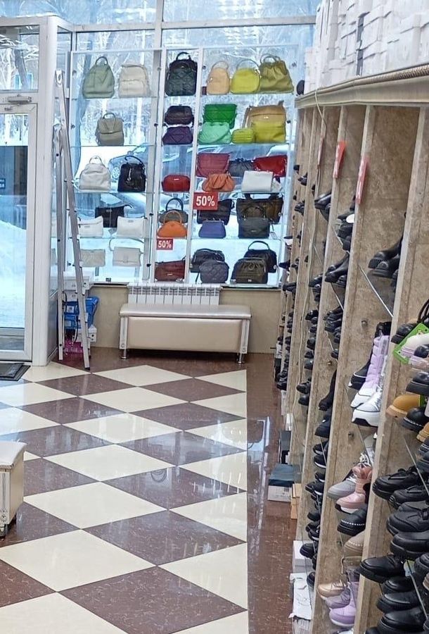 Зал «Сапожка»: правая стена с рядами обуви и витрина с разноцветными сумками на заднем плане.